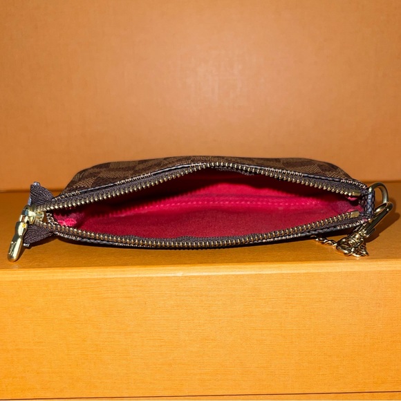 Louis Vuitton Mini Pochette - Picture 12 of 12